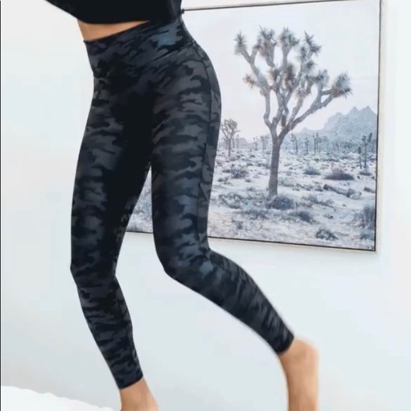 NWT SPANX LEGGINGS MATTE BLACK CAMO - Picture 5 of 8